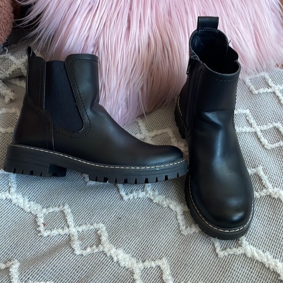 Sam Edelman Shoes - Chelsea Black Boots Size 6.5